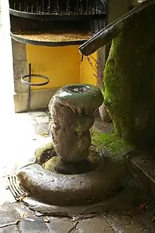 La fontaine de l'Oratoire de Saint-Céneré. Dans la région on le nomme de temps immémoriaux "le p'tit-saint-qui-pisse" !