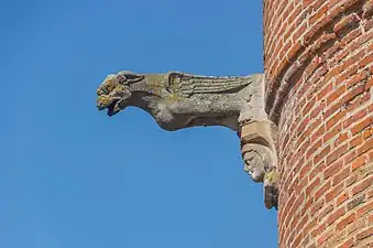 Une sculpture au-dessus du porche de la cathédrale.