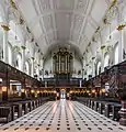 Intérieur, regardant vers l'orgue