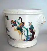 Mer de porcelaine tendre de Saint-Cloud, 1720-1730. "Fleurs indiennes" en imitation du style Kakiémon de la porcelaine d'Arita, Japon.