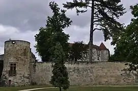 Remparts à la tour du Saint-Esprit et logis (2011).