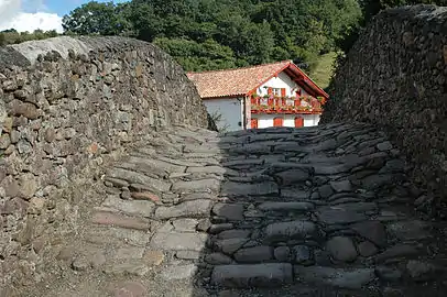 Le pont romain (1661) sur la Nive des Aldudes.