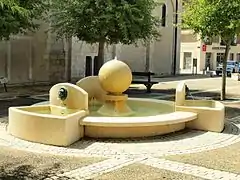 La fontaine de l'église en 2016.