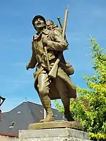 Monument aux morts« Monument aux morts de 1914-1918, la Victoire en chantant à Saint-Gaultier », sur À nos grands hommes,« Monument aux morts de 14-18 à Saint-Gaultier », sur e-monumen