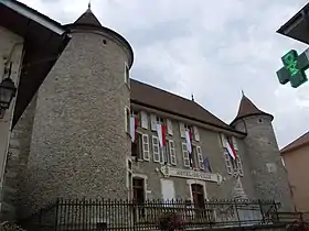 Le château de Montcla, actuellement hôtel de ville.