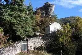 Le roc Saint Gervais (alt. 620 m) et l'entrée du cimetière.