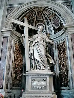 Statue en marbre représentant Sainte-Hélène, tenant de la main gauche la croix de Jésus