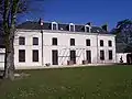 Façade du château des Longues Allées, Saint-Jean-de-Braye, avril 2010.