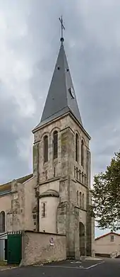 L'église de Lempty depuis la place de la Mairie