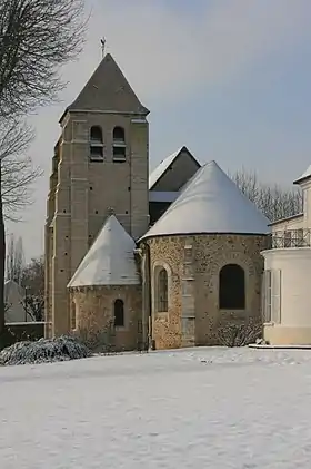 église sous la neige avec le clocher à gauche et deux parties rondes plus petites devant