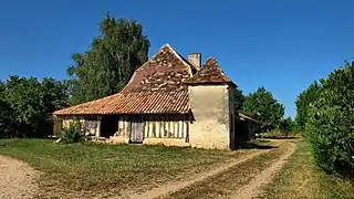 Maison doubleaude avec pigeonnier au hameau de Bigoussias à Saint-Laurent-des-Hommes.