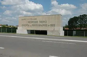 Monument Nicéphore Niépce de Saint-Loup-de-Varennes.