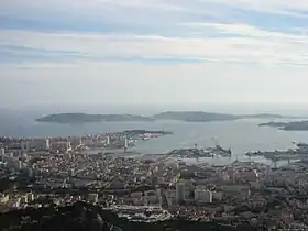 Vue depuis le mont Faron en direction du sud de Toulon et sa rade avec au loin la presqu'île de Saint-Mandrier.