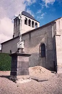 Saint-Martin vue de face avec une des nombreuses croix présentes sur la commune