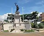 Le monument aux morts près de la mairie.