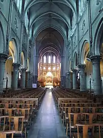 Intérieur de l'église vers le chœur.