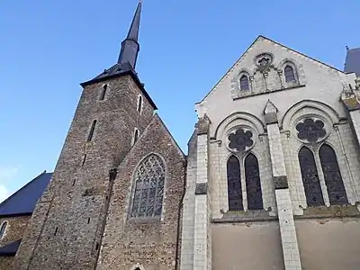 La nef romane, le clocher roman, la chapelle 15e, verrière gothique du transept roman, le chœur 19e.