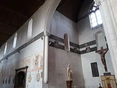 Litres seigneuriales transept nord, blason des Chanarcé au-dessus de celui des Champagné