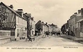 La rue du commerce sur une carte postale de la fin du XIXe siècle ou du début du XXe siècle.