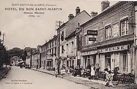 La rue du commerce sur une carte postale de la fin du XIXe siècle ou du début du XXe siècle.