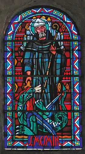 Photographie en couleurs d'un vitrail représentant saint Mesmin tarrassant un dragon.
