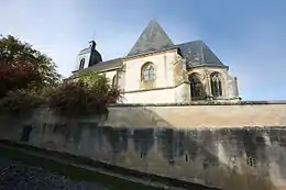 Cimetière de Saint-MorelCimetière désaffecté autour de l'église avec son mur de soutènement ; ce cimetière n'existe plus.