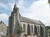 vue de côté de l’église paroissiale