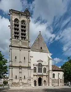 La façade de l'église Saint-Nizier.