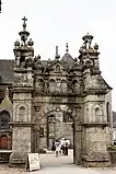 Porte triomphale de l'enclos paroissial de Saint-Thégonnec, surmontée de lanternes cubiques couronnées de lanternons.