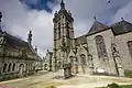 L'enclos paroissial de Saint-Thégonnec, concurrent du précédent, avec à gauche son ossuaire.