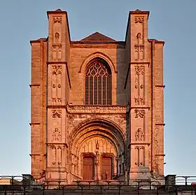 La façade principale de la collégiale.