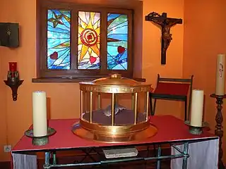 Reliques de saint Benoît Labre dans la chapelle du prieuré Stella Maris à Chaignes.