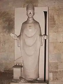 Statue moderne de saint Taurin en évêque.
