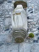 Statue de sainte Agathe, au-dessus du portail de l'église.