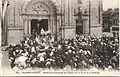 Bénédiction des pèlerins par les évêques sur le parvis de la basilique vers 1930.