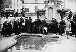 Sainte-Anne-d'Auray : la fontaine miraculeuse en juillet 1927.
