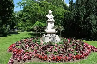 Statue de Sainte-Beuve par Denys Puech.