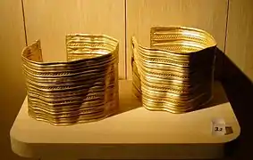 Deux bracelets en or VIe siècle av. J.-C. (MAN).