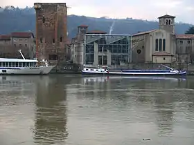 Vue sur l'ancien emplacement du pont avec la Tour de Valois.