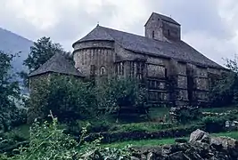 Photographie d'une église fortifiée en pierres brunes.