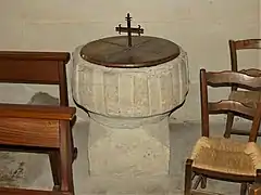 Les fonts baptismaux.