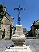 Croix située place de l'église.