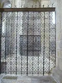Grilles obturant les entrecolonnements de l'abside.
