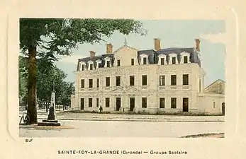 École élémentaire de la place Aristide-Briand sur une carte postale ancienne.