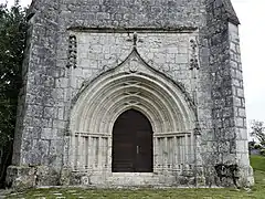 Le porche de l'église.