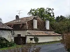 Une maison dans le bourg.