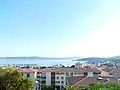 Une vue de la ville avec le golfe de Saint-Tropez en fond.