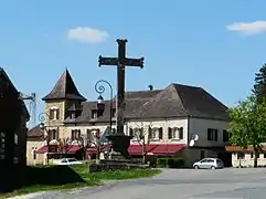 Croix monumentale dans le village.