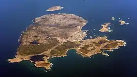 Vue aérienne de l'île de Saint-Pierre, l'île aux Marins se trouve à droite, juste devant l'entrée du port de Saint-Pierre