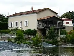 Ancien moulin à eau (ancienne minoterie Giron) sur le Thouet à Vrines.